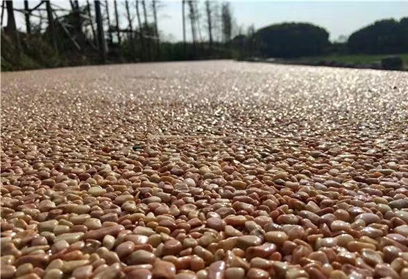 如何區(qū)分露骨料透水混凝土和膠粘石透水地坪？
